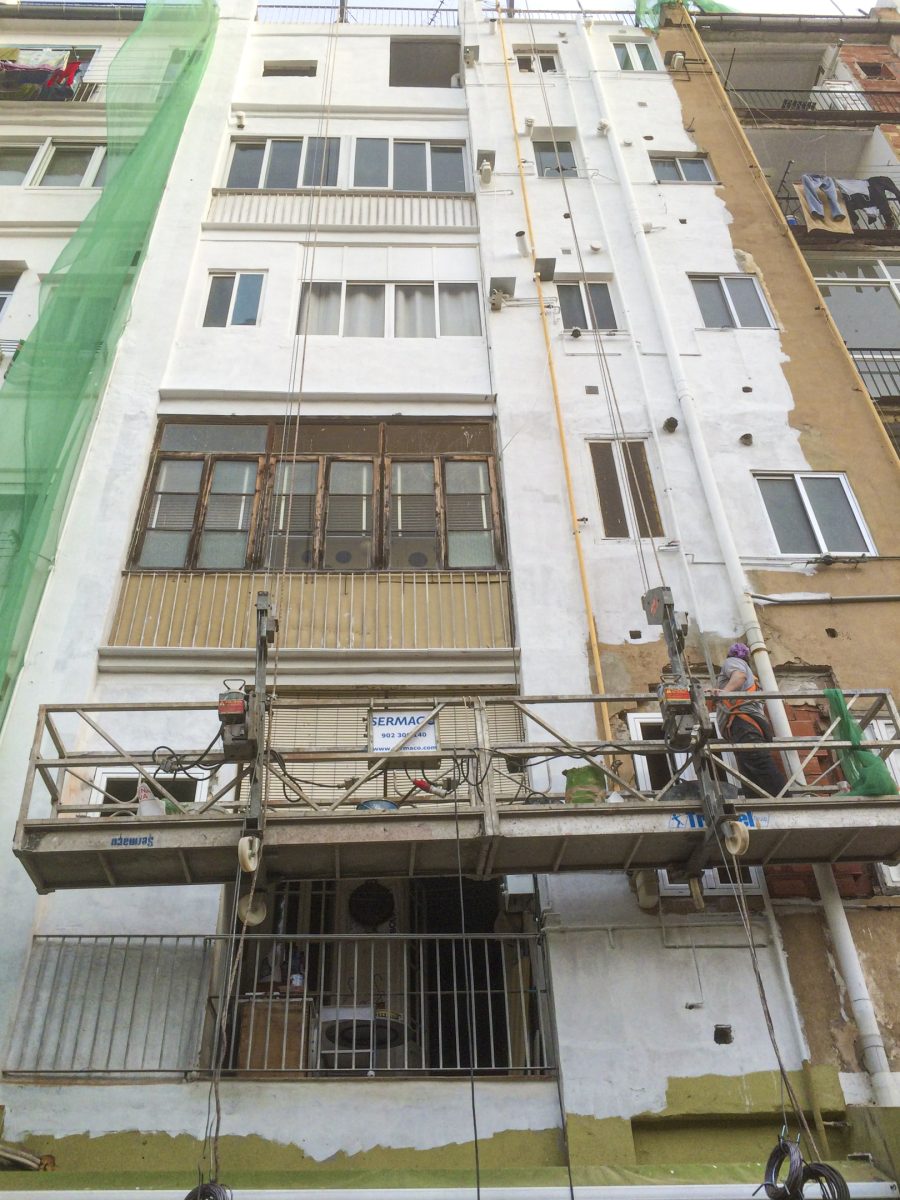 Rehabilitación de fachada plataforma colgante durante la rehabilitación y mejora de la fachada