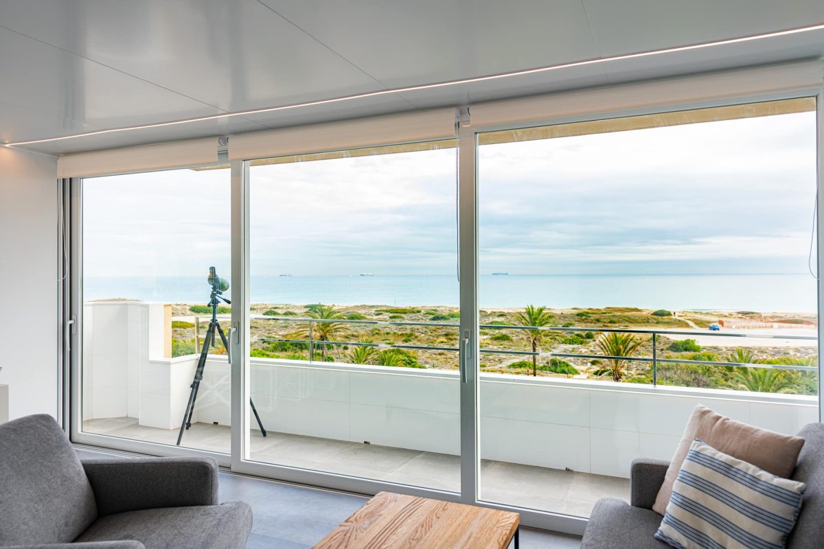 Reforma de apartamento en el Saler Valencia Sala de estar con vistas al mar