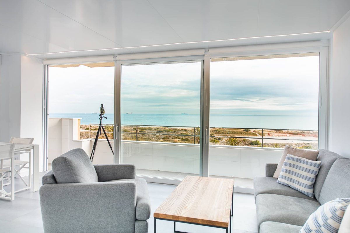 Reforma de apartamento en el Saler Valencia Sala de estar con vistas al mar