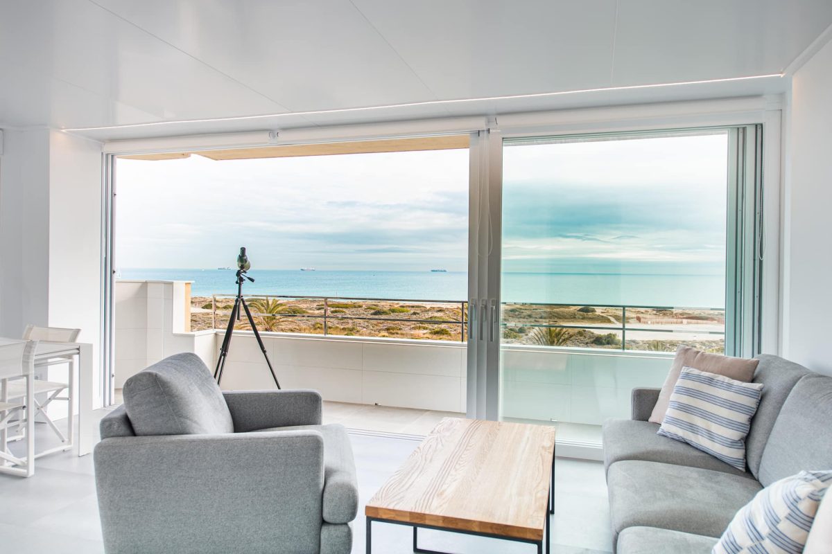 Reforma de apartamento en el Saler Valencia Sala de estar con vistas al mar