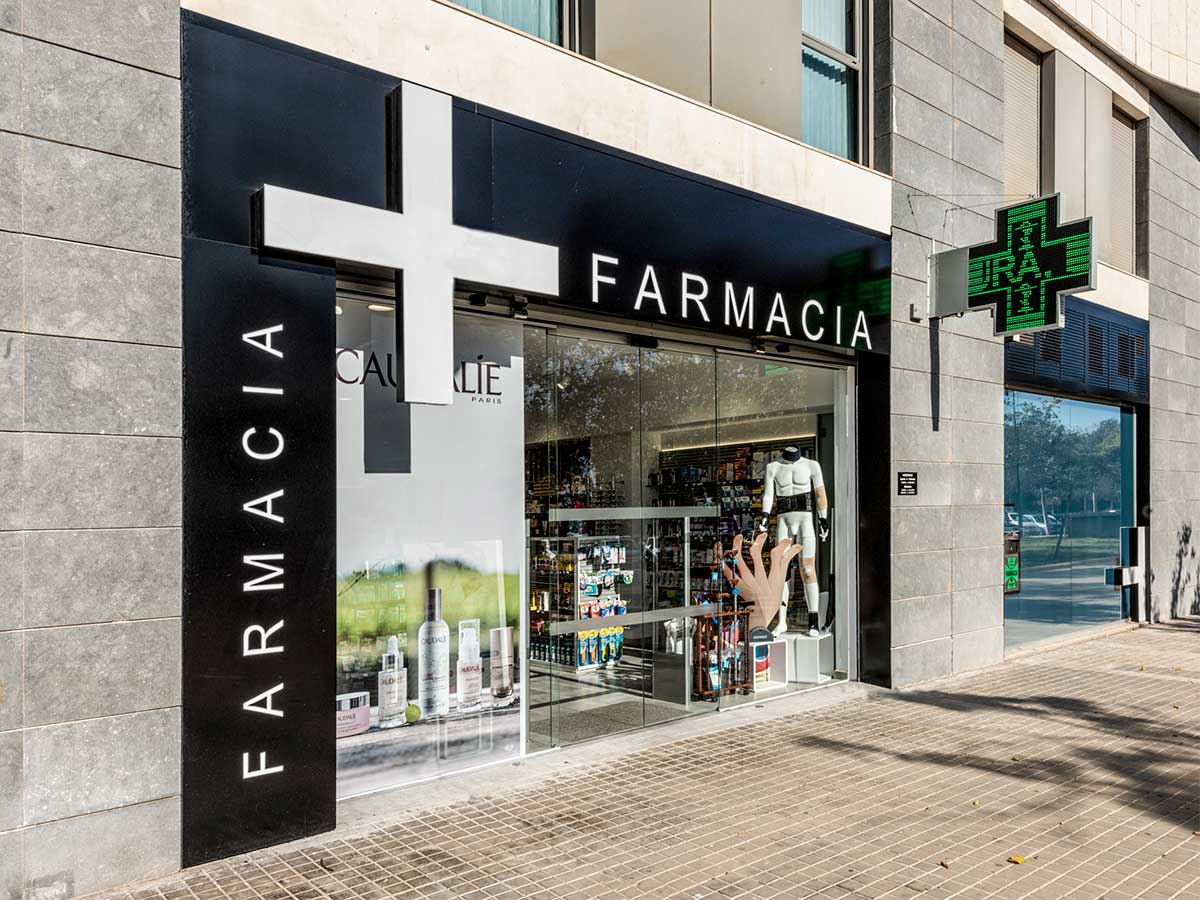 Reforma de actividades, Fachada de farmacia en Valencia