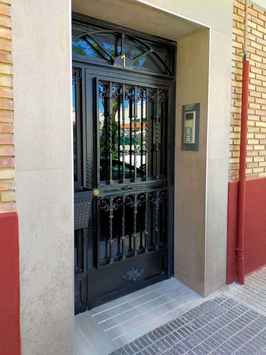 Puerta del zaguán renovada en Plaza del Maestro Joaquín Rodrigo en Valencia