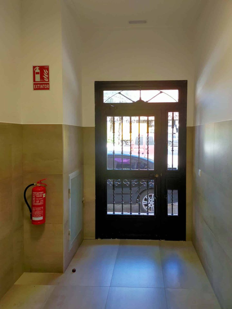 Puerta del zaguán desde el interior renovada en Plaza del Maestro Joaquín Rodrigo en Valencia