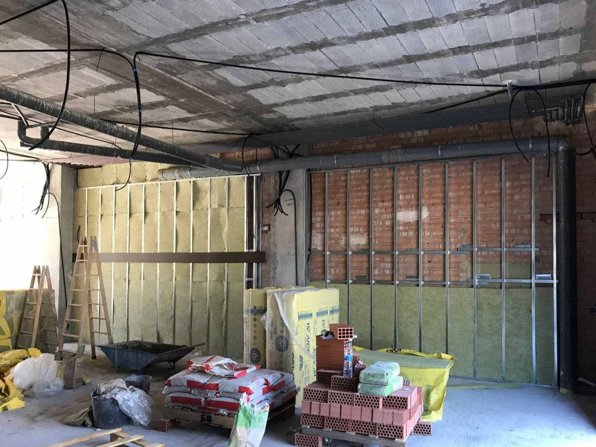Instalación de tabiquería e instalaciones eléctricas y de saneamiento en adecuación de local comercial Farmacia en Valencia