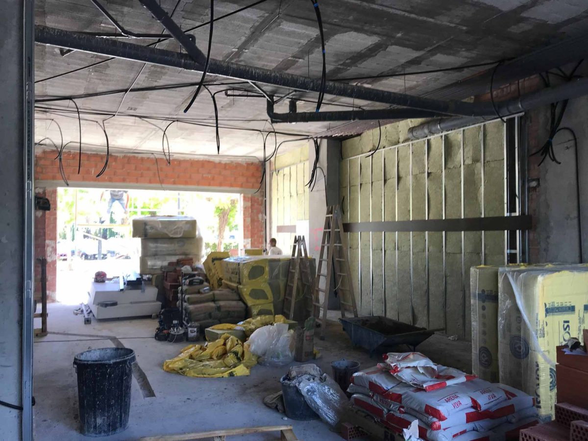 Instalación de tabiquería e instalaciones eléctricas y de saneamiento en adecuación de local comercial Farmacia en Valencia