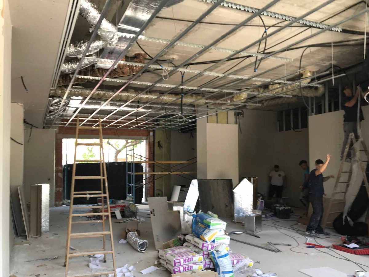 Instalación de tabiquería e instalaciones eléctricas y de saneamiento en adecuación de local comercial Farmacia en Valencia