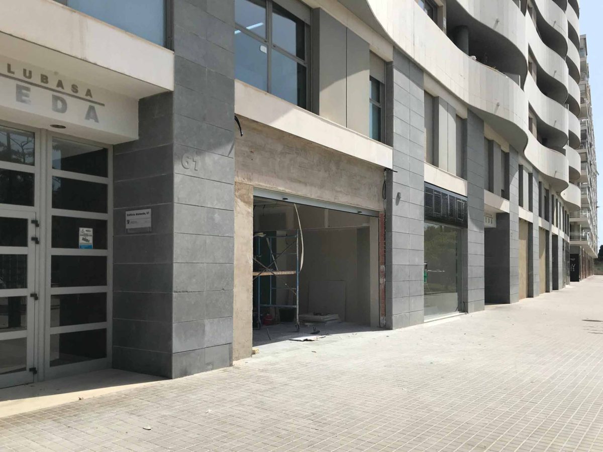 Arreglos de fachada en adecuación de Farmacia en Valencia